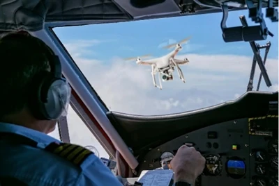 Mae drones yn hedfan du, y pethau hyn rydych chi'n eu gwybod?