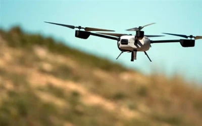 Mae jammer signal y drone yn ymyrryd ag egwyddor weithredol y drone